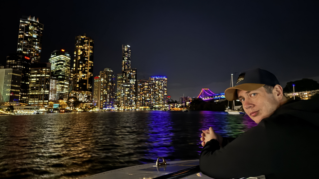 Autorytet w B2B buduje się latami. Czego o marketingu nauczyła mnie rozmowa z prezesem DocWay 2 Marcin Osiak, Brisbane, noc, miasto